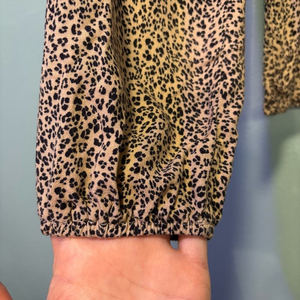 ⭐️ 3/$21 ⭐️ URBAN Romantics Cheetah Smocked Peplum Long Sleeve Blouse Size S - Picture 2 of 8